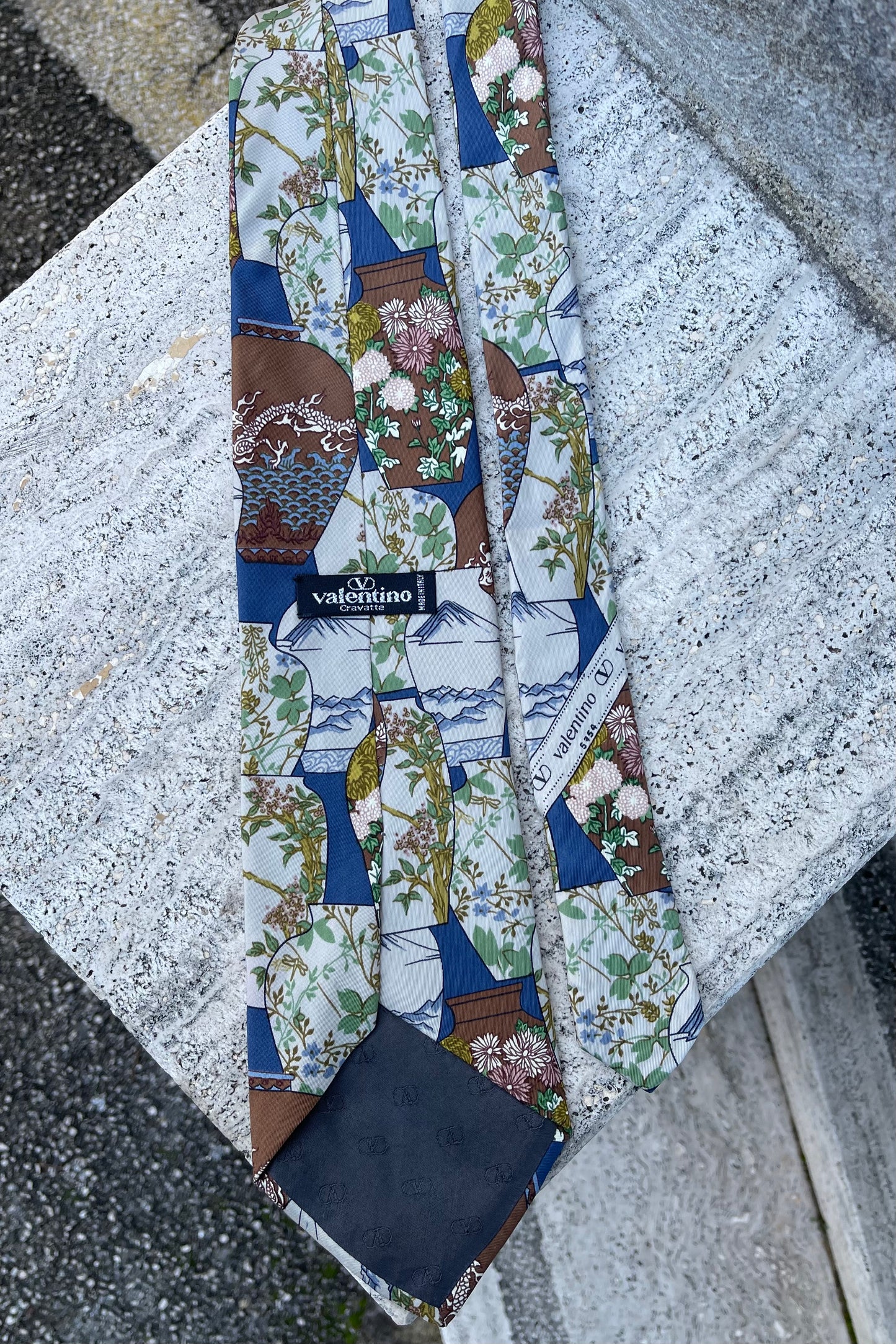 NY Yankees tie Valentino